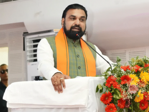 ‘स्कूल-कॉलेज कोई जेल नहीं है, जहां सरकार पुलिस तैनात करे’:छात्राएं बोलीं- CM का ऐलान एक मजाक; रिपोर्ट में दावा- हर साल 1700 लड़कियों से रेप