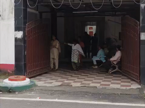 पेट पर लात-घुसे मारकर पति ने गर्भपात कराया:एक महीने तक ससुराल में बंद रखा, सास ने गला दबाने की कोशिश की; महिला आयोग पहुंची पीड़िता