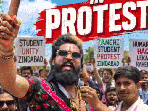 तौलकर बेच रहे नौकरी, वाटर कैनन पर रेन डांस:कुल्हाड़ी लेकर पहुंचा ‘पुष्पा राज’, छात्रों के लिए आया ‘स्पाइडर मैन’, झारखंड प्रदर्शन की 12 रील्स