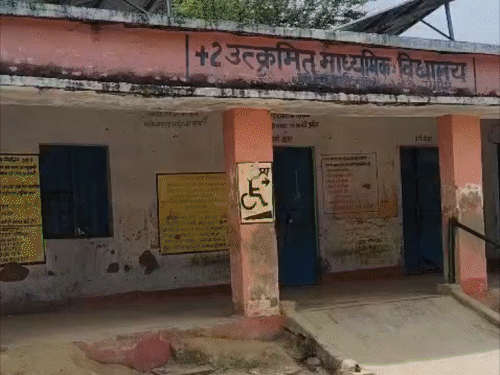 700 छात्रों के लिए 2 कमरे, छत से टपकता पानी:नया भवन 13 साल से हो रहा खंडहर, दरभंगा के 2 सरकारी स्कूलों की बदहाली
