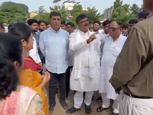 मूक-बधिर पोद्दार स्कूल में अव्यवस्थाओं को लेकर कांग्रेस का विरोध:विद्यालय से लेकर विधानसभा तक निकाला पैदल मार्च, सरकार के खिलाफ नारेबाजी