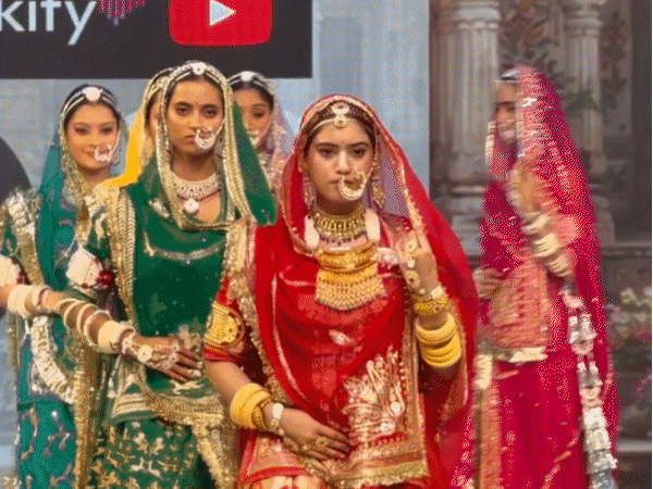जयपुर कॉट्योर शो में बिगबॉस फेम नतालिया ने की रैंपवॉक:राजसी पोशाक पहन रैंप पर चलीं एक्ट्रेस संदीपा धर, बोलीं- रानी जैसा महसूस हो रहा