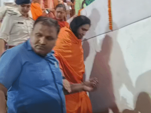 ऋतम्भरा बोलीं-‘हिंदू मंदिर सरकारी नियंत्रण से मुक्त हों’:किशनगंज में प्रवचन कार्यक्रम में पहुंची, कहा-‘मोदी-योगी राष्ट्र भावना को समझते’