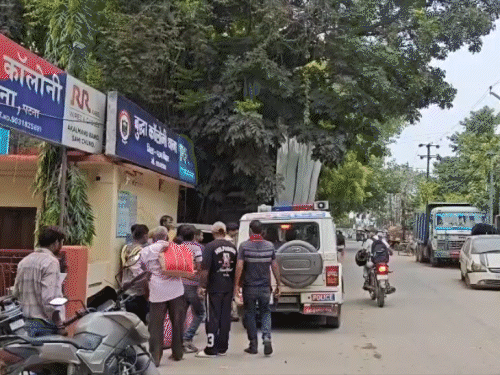 बेटे-स्टाफ को थाने में रखकर रातभर पीटा:पानी तक नहीं दिया, मैं जूता चाटने को तैयार था फिर भी नहीं छोड़ा; पिता का पुलिस पर आरोप