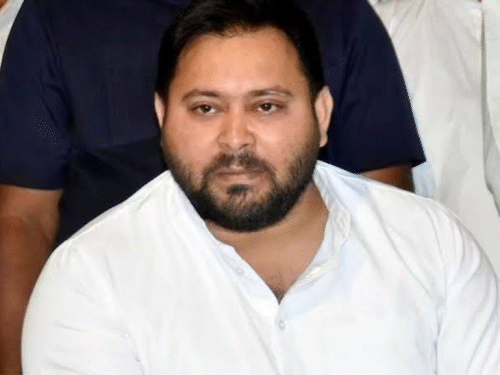 शिक्षकों के ट्रांसफर प्रक्रिया की समीक्षा की मांग:तेजस्वी ने सीएम सम्राट को लिखा लेटर, उर्दू-फारसी शिक्षकों के साथ भेदभाव का आरोप