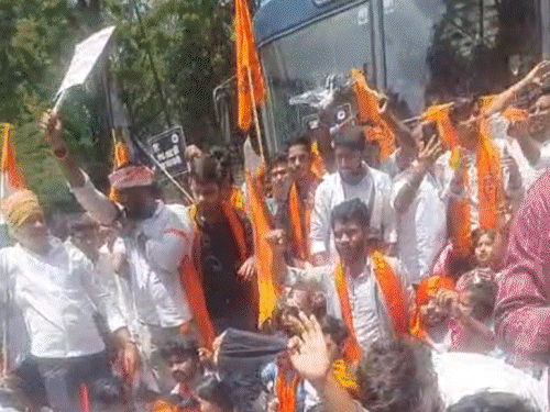 ‘आप मुझे लाठी मारो…मैं आपको गुलाब दूंगा’:रांची में छात्रों का मौन जुलूस; देवेंद्र महतो ने सरकार से पूछा-लाठीचार्ज क्यों हुआ; छात्र आंदोलन का 19वां दिन