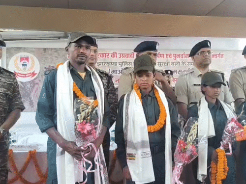 10 लाख के इनामी नक्सली ने किया सरेंडर:ऑपरेशन नवजीवन-III के तहत तीन अन्य ने भी डाले हथियार, सारंडा के दुर्गम जंगल में थे सक्रिय