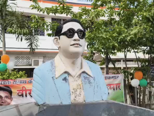औरंगाबाद- शहादत दिवस पर शहीद जगतपति को किया नमन:लोगों ने प्रतिमा पर माल्यार्पण कर श्रद्धांजलि दी, स्कूली पाठ्यक्रम में जीवनी शामिल करने की मांग
