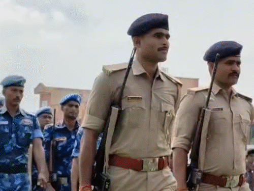 मुजफ्फरपुर में स्वतंत्रता दिवस से पहले रिहर्सल:सिकंदरपुर स्टेडियम में जवानों ने किया मार्च पास्ट, अधिकारियों ने परेड का लिया जायजा