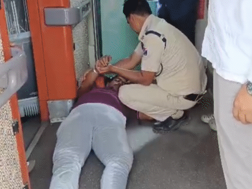 गयाजी जंक्शन पर RPF जवान ने बचाई यात्री की जान:हार्ट अटैक से बेहोश हुए व्यक्ति को दिया CPR, महिला को भी पहुंचाया अस्पताल