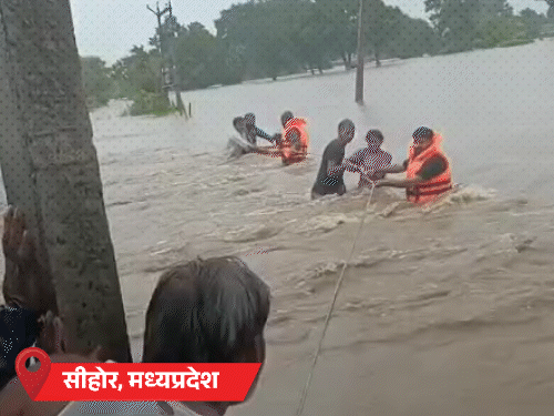 MP में 72 घंटे से बारिश जारी:भोपाल में तीसरे दिन भी स्कूल बंद; मेघालय में फुटबॉल खेलते समय बिजली गिरने से 2 की मौत