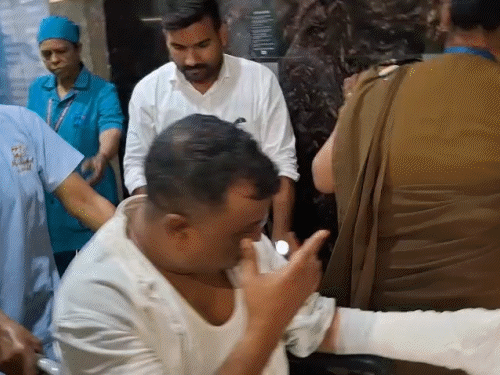 जबलपुर की ऑर्डनेंस फैक्ट्री में कर्मचारी झुलसा:खोखे में बारूद भरते वक्त निकली चिंगारी, घायल निजी अस्पताल में भर्ती