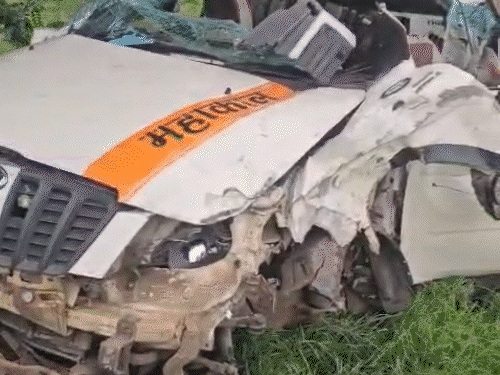 ट्रक से टकराई कार के परखच्चे उड़े, 3 की मौत:8 गंभीर, नागपुर से कुबेरेश्वर धाम जा रहे थे 11 लोग; बैतूल में मुलताई फोरलेन पर हादसा