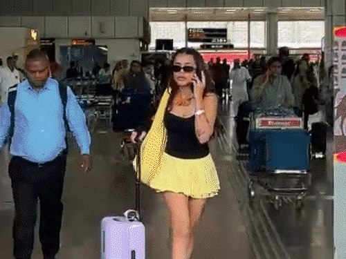 कूल अंदाज में जयपुर पहुंचीं एक्ट्रेस निहारिका तिवारी:बोलीं- पिंकसिटी से मेरा खास जुड़ाव, यहां आकर अच्छा लगता है; क्लब में करेंगी परफॉर्म