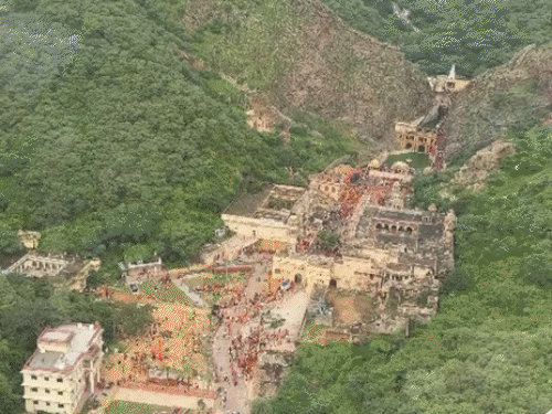 गलता धाम में हेलीकॉप्टर से पुष्प वर्षा,कांवड़ियों पर बरसाए फूल:20-25 मिनट तक चार चक्कर लगाकर हुई फूलों की बारिश; जयकारों से गूंज उठा गलता तीर्थ