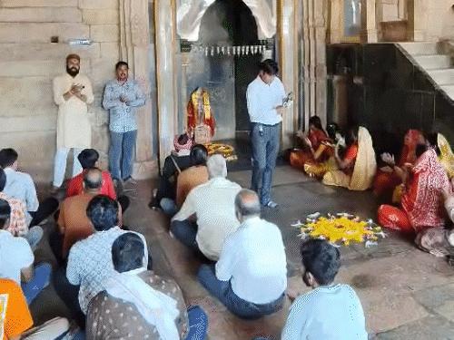 भोजशाला में जुमे की नमाज के विरोध में हनुमान चालीसा:शंख बजाकर जयघोष कर रहे हिंदू संगठन के सदस्य; पुलिस फोर्स पहुंचा