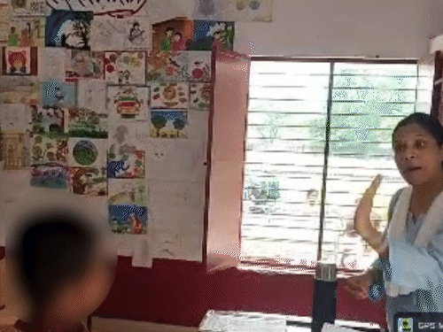 स्कूल में पढ़ाई नहीं हुई तो पुलिस चौकी पहुंचा छात्र:बोला- मैम फोन चलाती रहती हैं; पुलिस के सामने शिक्षिका ने धमकाया- मार-मार के दिमाग ठीक कर देंगे