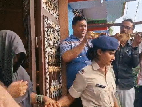 समस्तीपुर- ट्रक से भारी मात्रा में गांजा बरामद:पुलिस ने मौके से 2 लोगों को हिरासत में लिया, घर के बाहर खड़ी थी गाड़ी