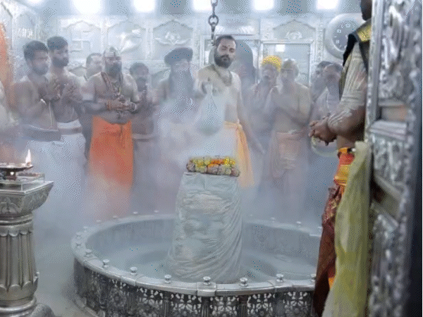 सावन का दूसरा सोमवार- उमड़ी श्रद्धालुओं की भीड़:4 बजे निकलेगी सवारी; पहले सोमवार को 6.13 लाख श्रद्धालु ने किए थे दर्शन