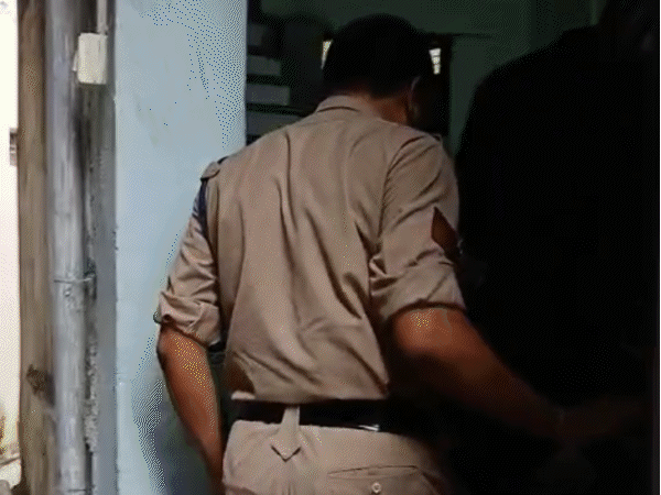 ड्राइवर के घर बंदूक तलाशने पहुंची पुलिस,एक करोड़ कैश मिला:सागर में नोट गिनने मंगानी पड़ी मशीन, परिजन बोले- ये PWD इंजीनियर की रकम