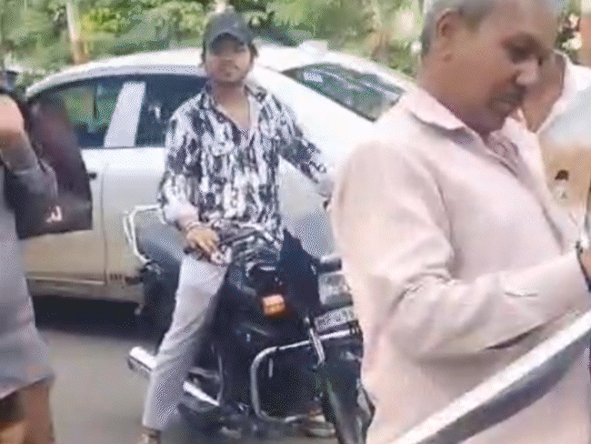 53 साल से सांपों का रेस्क्यू कर रहे कैलाशनाथ:12 फीट के सांप से 30 मिनट तक मुकाबला भी किया; नाग पंचमी पर इंदौर में टीमें तैनात