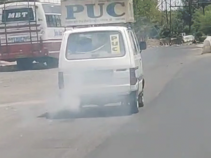 भोपाल में वाहनों को PUC बांटने वाली वैन ही अनफिट:धुएं का गुबार छोड़ते वीडियो वायरल, RTO बोले- तत्काल कार्रवाई करेंगे