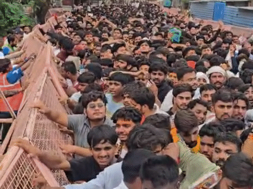 उज्जैन के नागचंद्रेश्वर मंदिर के बाहर अफरा-तफरी, 13 घायल:भीड़ का दबाव बढ़ने से कई लोगों तबीयत बिगड़ी; एक की हालत गंभीर