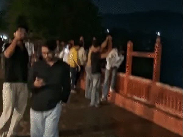 जलमहल में युवक के छलांग लगाने से मचा हड़कंप:देर रात तक चला रेस्क्यू ऑपरेशन, युवक बोला- हमारे सामने कूदा, 12 बजे तक नहीं मिला, सुबह फिर ढूंढेंगे