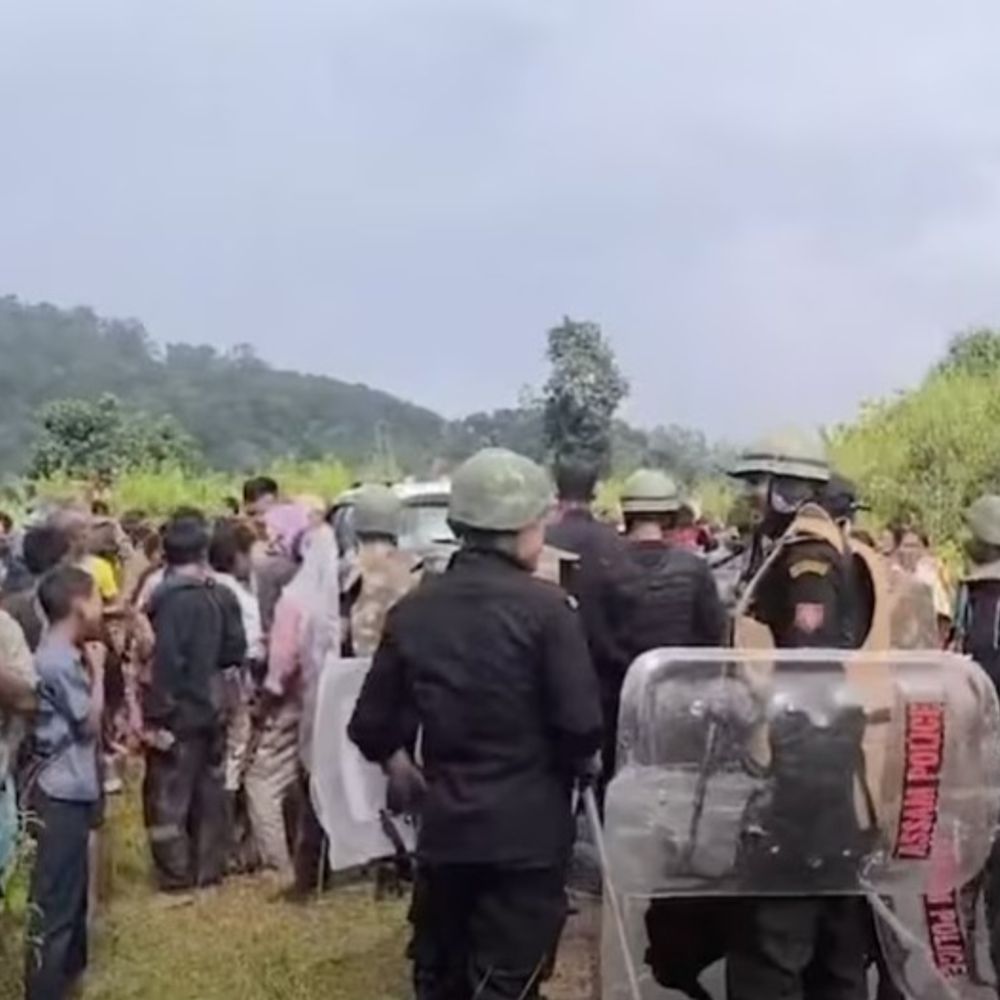 असम-मेघालय बॉर्डर पर तनाव:मेघालय में सरकारी ठिकानों पर पेट्रोल बम से अटैक, असम सीमा पर नाकेबंदी