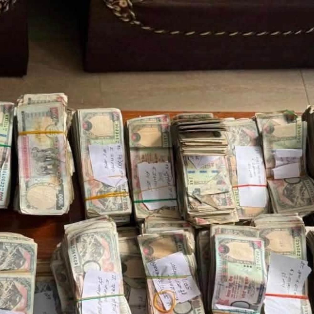 नेपाल बाढ़ में बैंक का लॉकर बहा, ₹57 लाख लूटे:सेफ तोड़कर कैश निकालने के आरोप में 29 हिरासत में