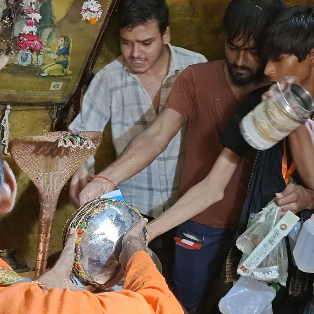 सावन के अंतिम सोमवार पर बामदेव मंदिर में भीड़:बांदा में श्रद्धालुओं लाइन में लगकर भोलेनाथ का जलाभिषेक किया, बम-बम से गूंजा शिवालय