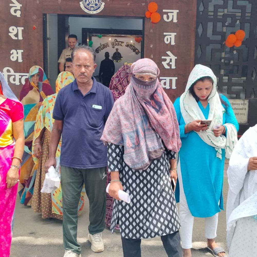 जेतपुरा जमीन विवाद, दूसरा पक्ष पहुंचा एसपी कार्यालय:78 वर्षीय महिला ने पुश्तैनी जमीन पर कब्जे का आरोप लगाया; सुरक्षा मांगी