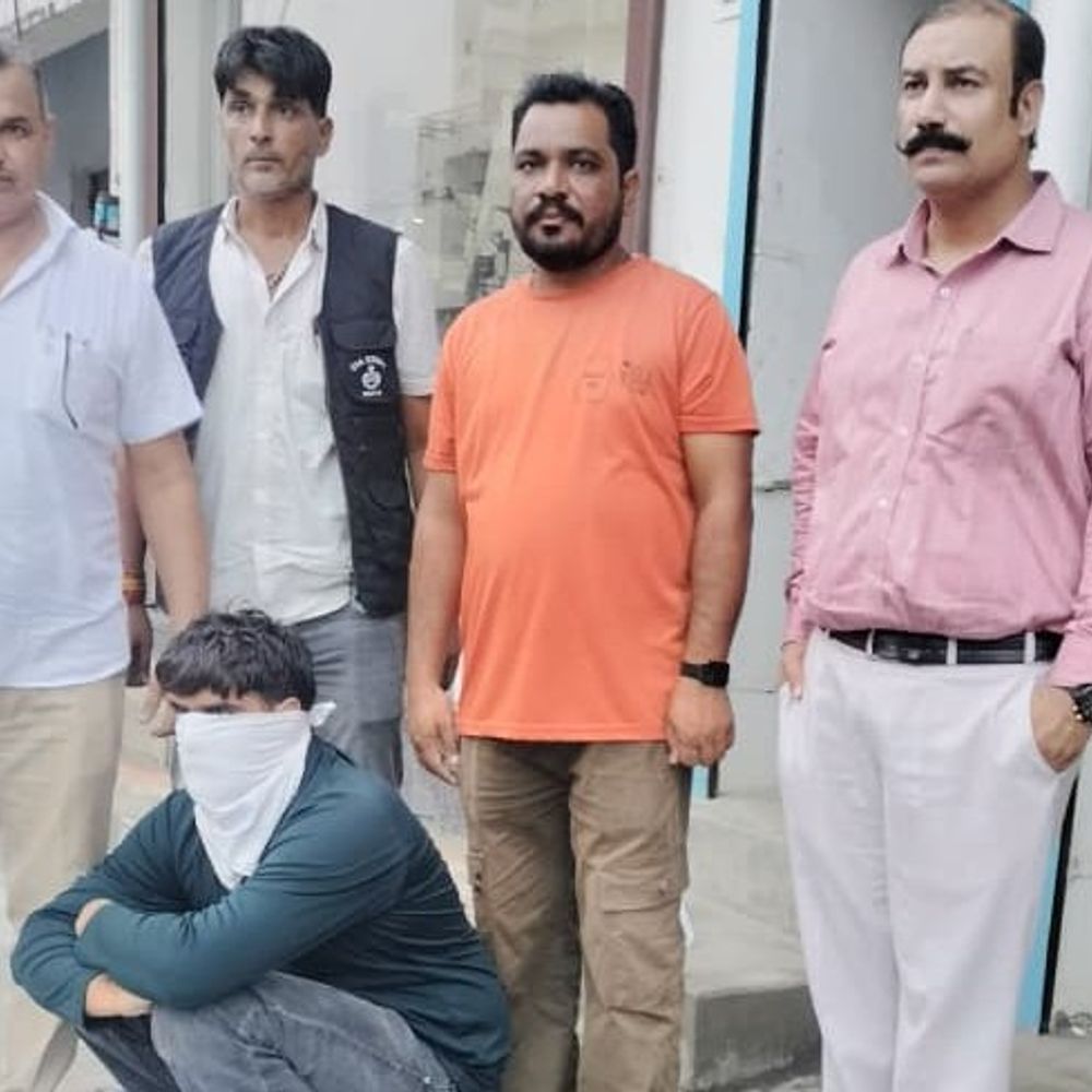 रतिया में नशीले पदार्थ समेत युवक अरेस्ट:तलाशी में मिली अफीम, पंजाब से लाकर बेचता था, इलेक्ट्रॉनिक कांटा और खाली पाउच जब्त