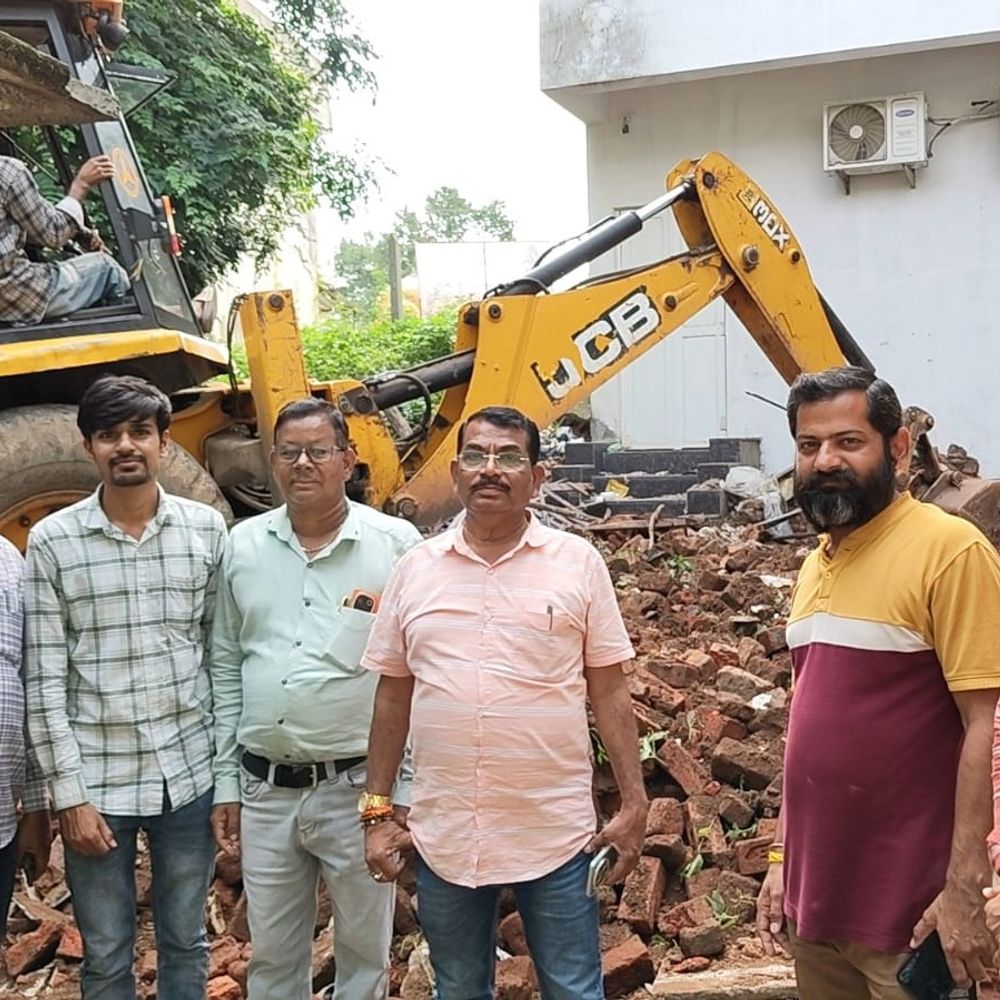 झाबुआ में अवैध अतिक्रमण पर प्रशासन की कार्रवाई:दरबार छतरी के पास अवैध निर्माण हटाया; आवागमन के लिए मलबा हटाने के निर्देश