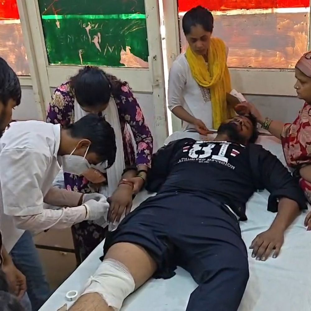 फिरोजाबाद में कार की टक्कर से बाइक के दो टुकड़े:महिला समेत 6 लोग घायल, अस्पताल भेजे गए