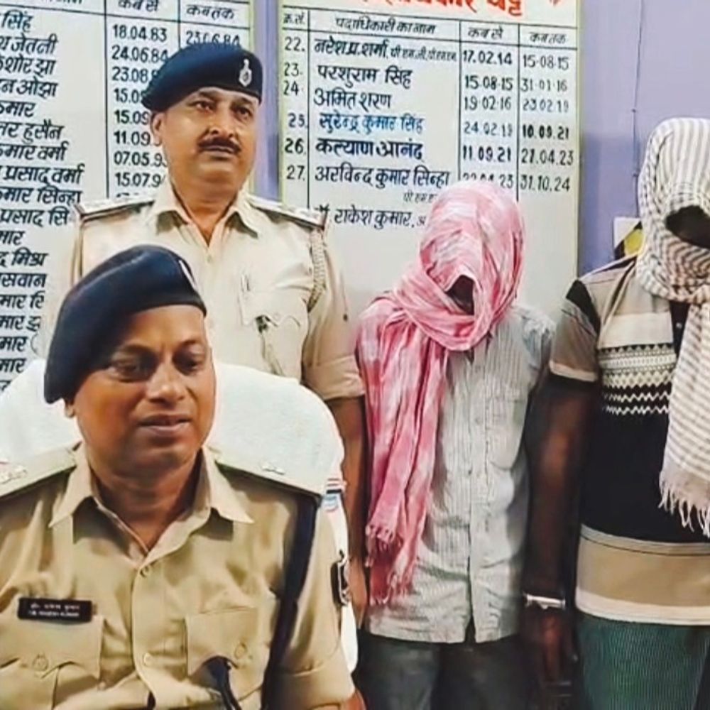 शेखपुरा में घर से राइफल और 4 कारतूस बरामद:2 बदमाश गिरफ्तार, गुप्त सूचना पर पुलिस की छापेमारी; दोनों पर पहले से केस दर्ज