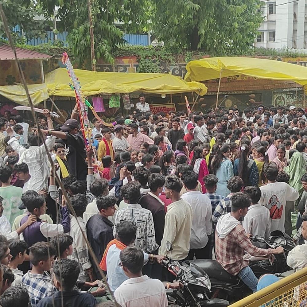बड़वानी में विश्व आदिवासी दिवस पर निकली रैली:पारंपरिक वेशभूषा में दिखे लोग, विधायक बोले- युवा अपनी जड़ों से जुड़े रहे