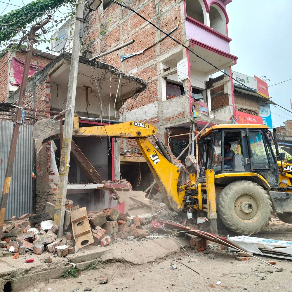 भरवाड़ा में सरकारी जमीन से अतिक्रमण हटा:4 दुकानों पर चला बुलडोजर, 2 डिस्मिल जमीन मुक्त कराई; प्रशासन की मौजूदगी में कार्रवाई