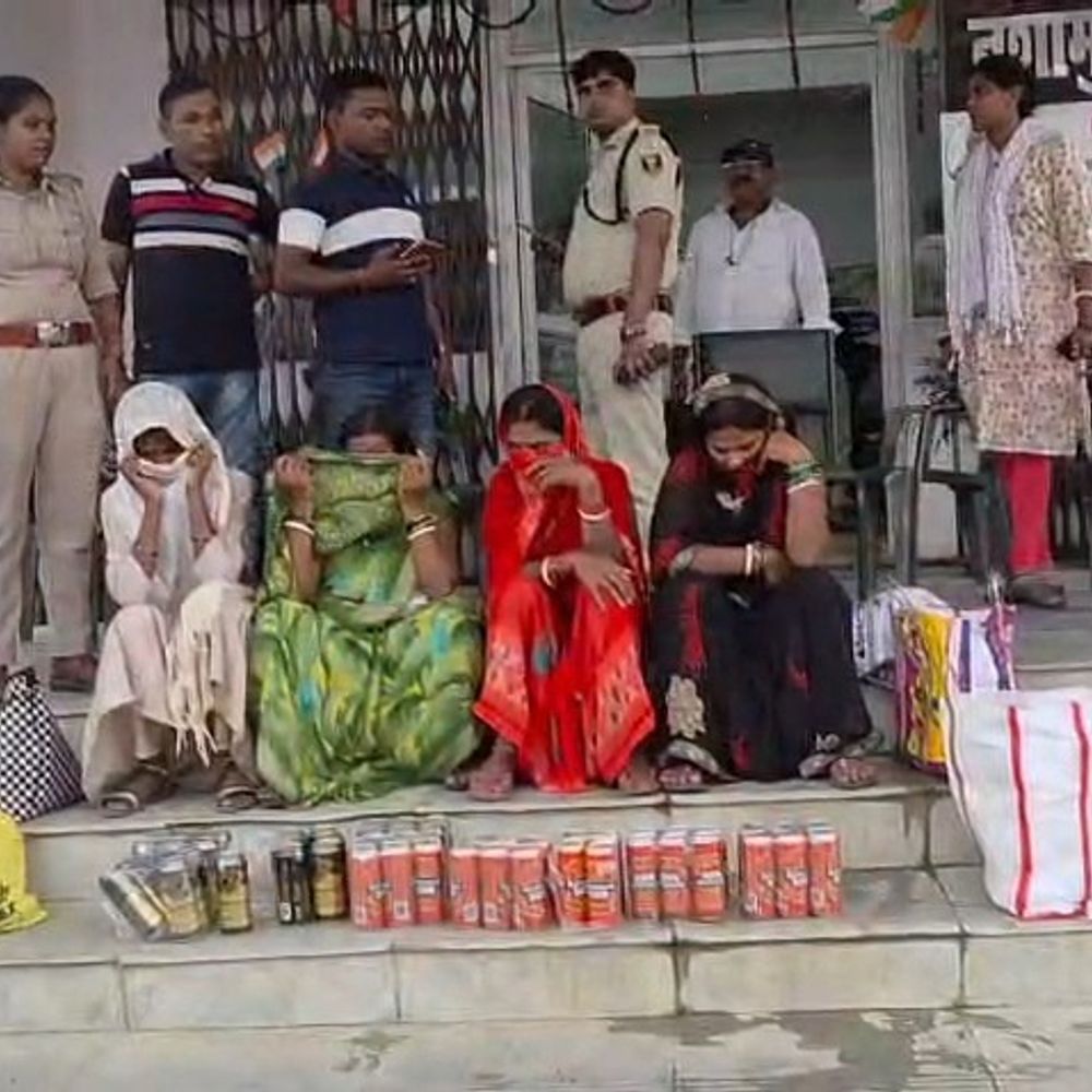 शराब तस्करी में 4 महिलाएं गिरफ्तार:जमुई में 51 बोतल बीयर बरामद, पहले भी झारखंड से ला चुकी शराब