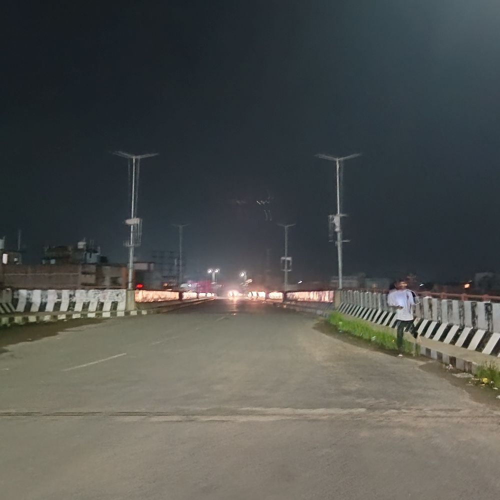 बेतिया में चोरों के निशाने पर ROB के स्ट्रीट लाइटें:रात में दोपहिया वाहन चालकों और पैदल यात्रियों को परेशानी, कुछ महीने पहले उद्घाटन