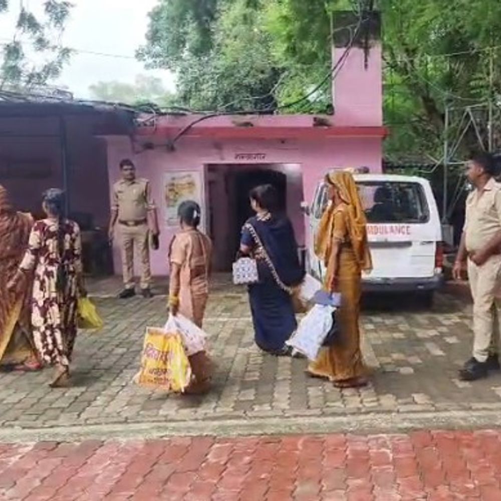 जेल में भाइयों को राखी बांधने पहुंची बहनें:रक्षाबंधन पर बहनों ने बंद भाइयों से मुलाकात की