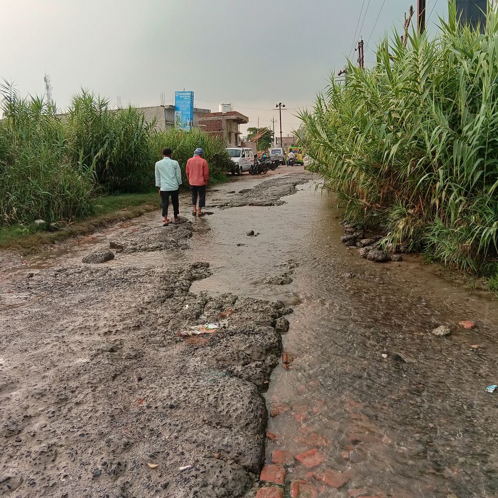 जर्जर सड़क पर एक से 2 फीट पानी, आवागमन बाधित:बेतिया में नेशनल हाईवे से रोड करती है कनेक्ट