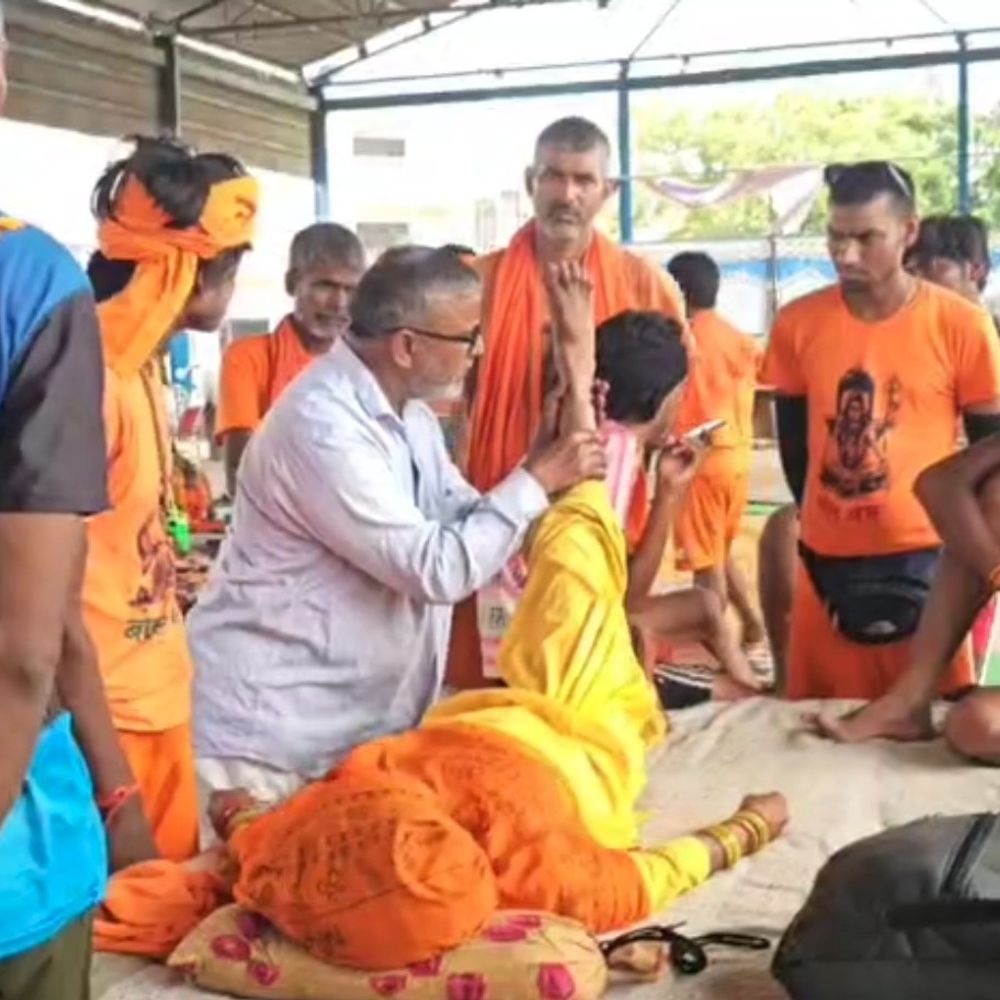 27 साल से कांवड़ियों की सेवा कर रहे डॉ. यामीन:नूंह अनाज मंडी में लगा शिविर, बिना शुल्क एक्यूप्रेशर से देते हैं दर्द में राहत