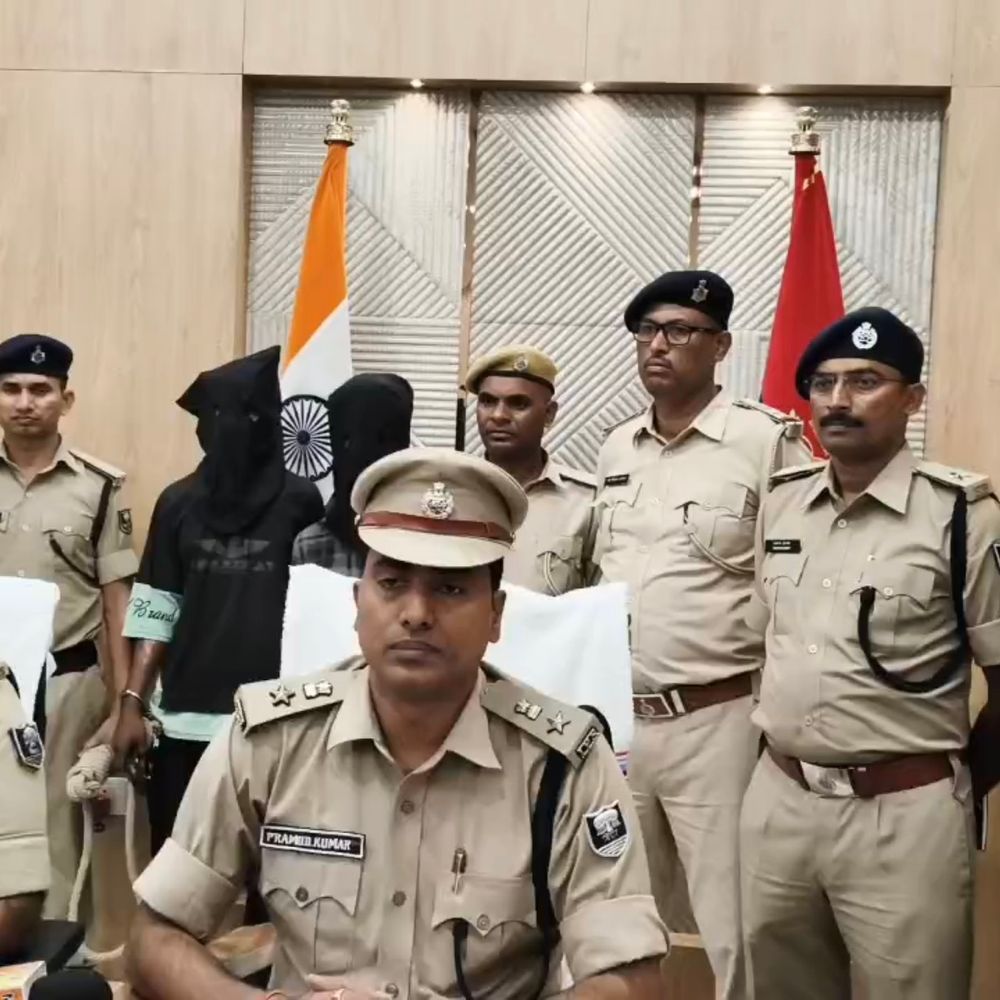ज्वेलरी शॉप में चोरी करने वाले 2 आरोपी गिरफ्तार:कट्टा-कारतूस, चांदी के आभूषण बरामद, बदमाश के पिता ने भी इसी दुकान में चोरी की थी