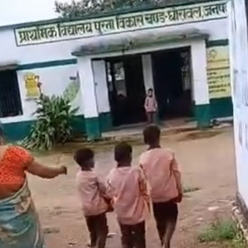 बच्चों से ईंट ढुलवाने पर प्रधानाध्यापिका पर कार्रवाई:सोनभद्र में एक वार्षिक वेतनवृद्धि रोकी, नियंत्रण के निर्देश