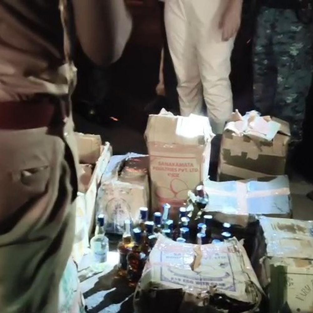 शराब लदी तेज रफ्तार कार चाय की दुकान में घुसी:जमुई में 552 बोतल अंग्रेजी शराब बरामद, हादसे में दुकानदार बाल-बाल बचा