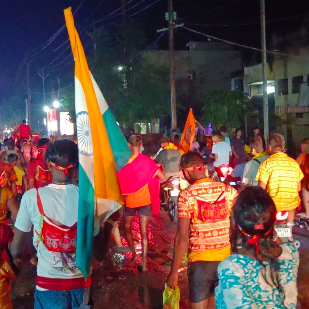 2 लाख से अधिक डाक बम बाबा धाम रवाना:बांका में अंतिम सोमवारी पर भक्तों की भीड़,