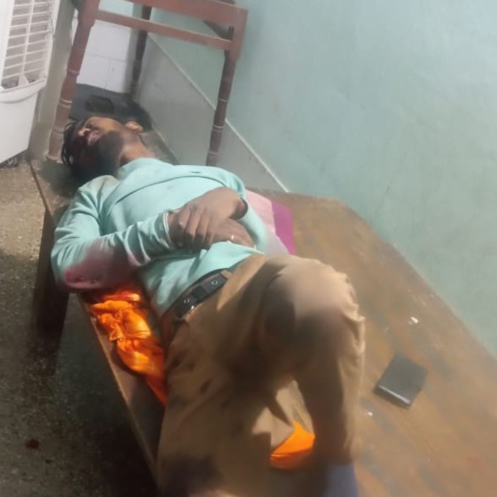 रोहतास में बाइक-कार की टक्कर में युवक घायल:डेहरी-अकबरपुर NH-119 मुख्य मार्ग पर हुआ हादसा, घायल सासाराम रेफर