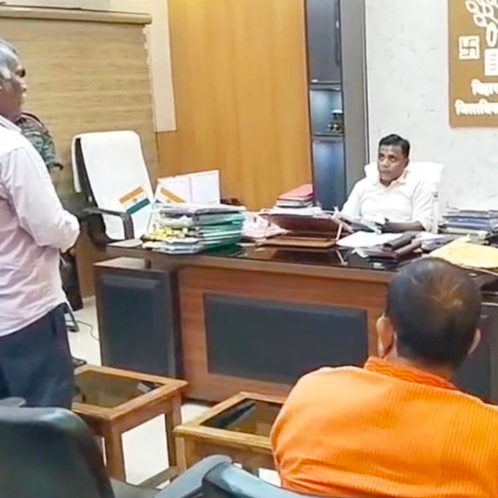 जमीन-कब्जा,जमाबंदी में सुधार और अतिक्रमण के मामलों की सुनवाई:शेखपुरा डीएम ने लगाया जनता दरबार,समाधान के निर्देश