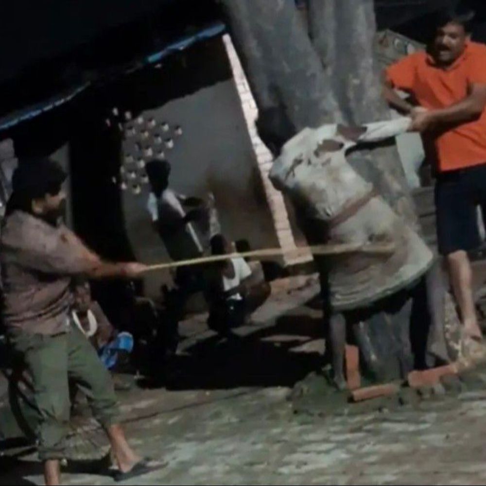 ईंट-भट्ठा मालिक ने मजदूर को पेड़ से बांधकर मार डाला:वाराणसी में चोरी के शक में मौत होने तक पीटा, जान की भीख मांगता रहा रामजनम